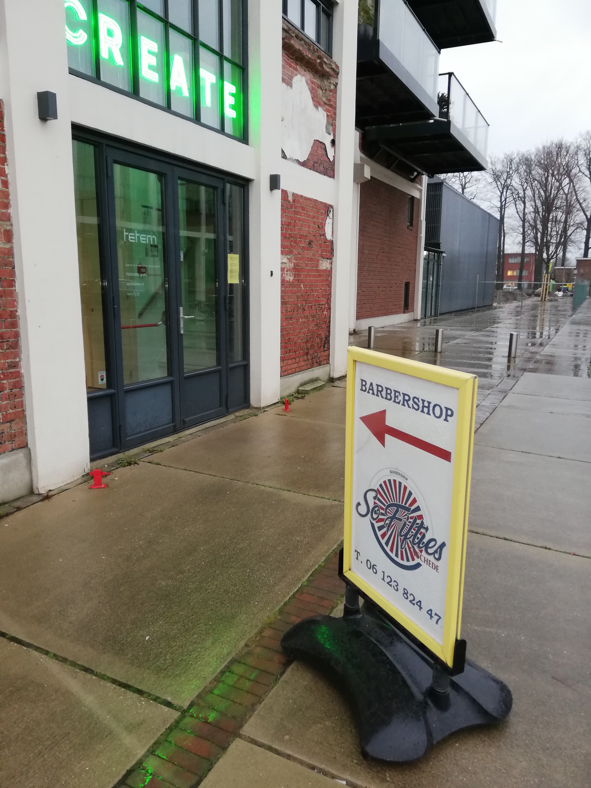 Het stoepbord van So Fifties met de pijl naar de barbershop bij de ingang van het Tetem