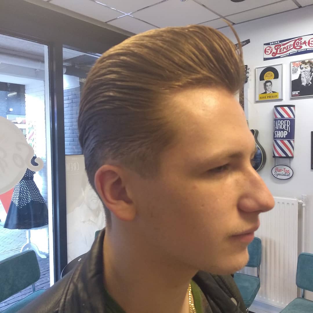 Kuif in rockabilly stijl, zijaanzicht