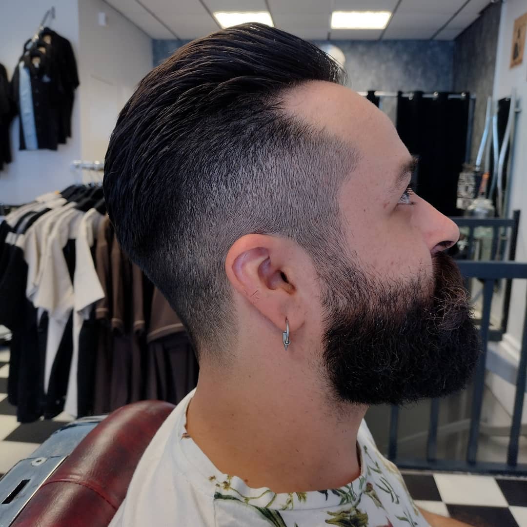 Slick-back met een volle baard, zijaanzicht
