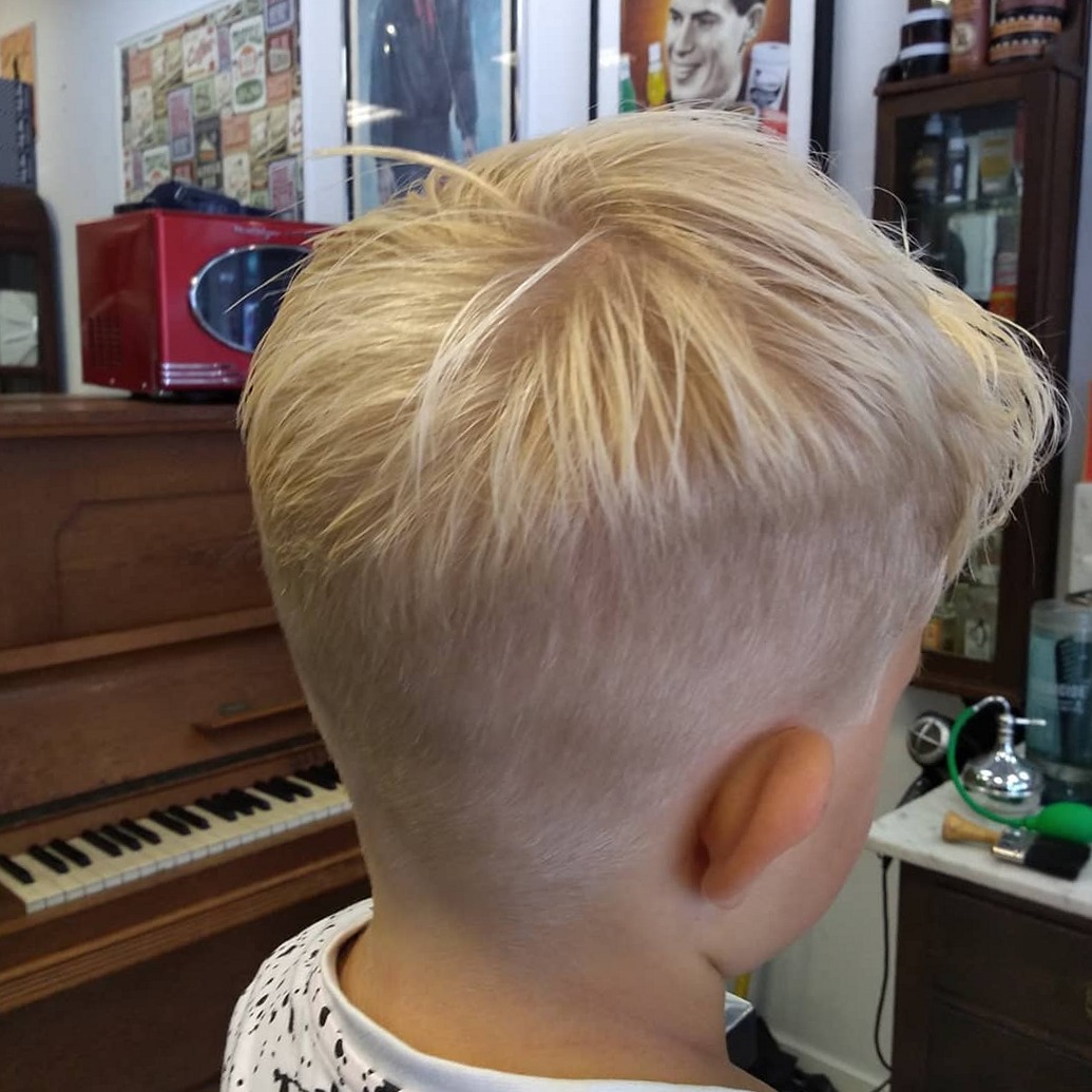 Blonde korte fade, van achteren gezien