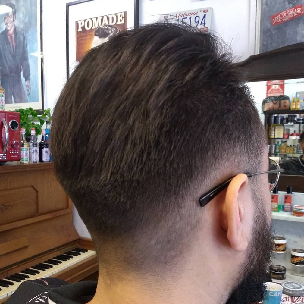 Korte fade met baard, van achteren gezien