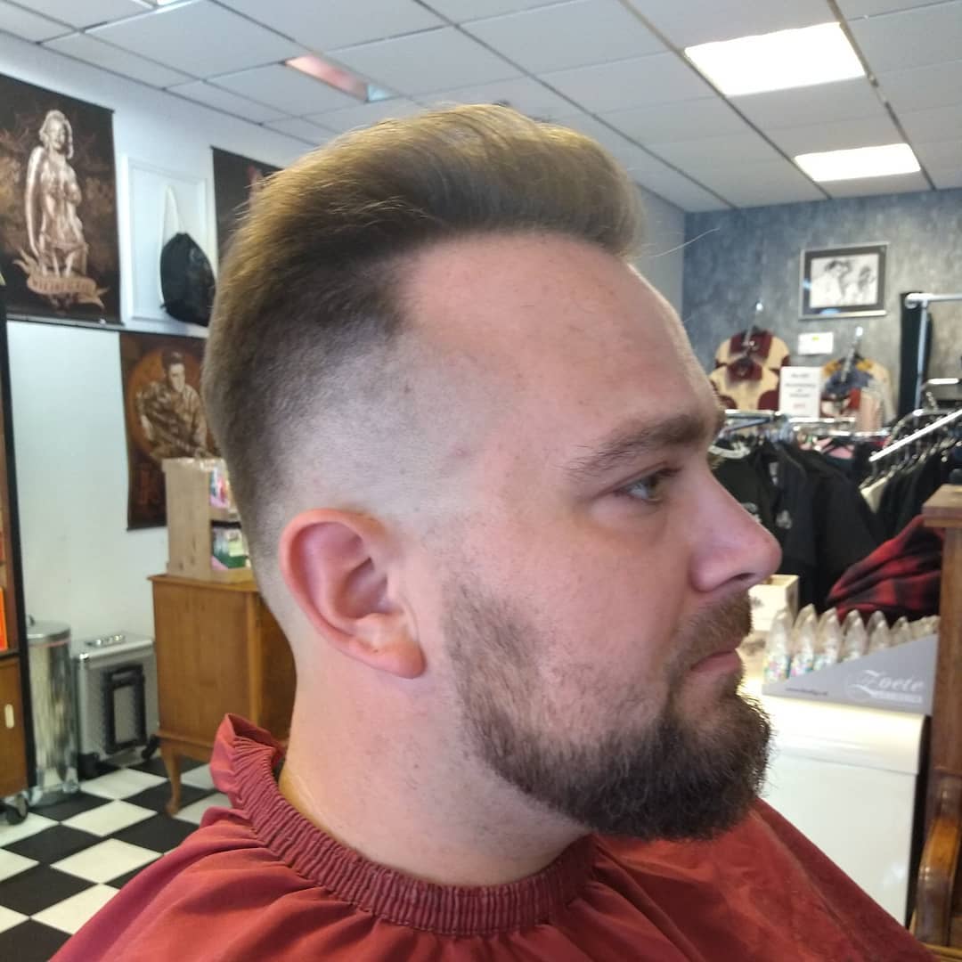 Fade met volle baard, zijaanzicht