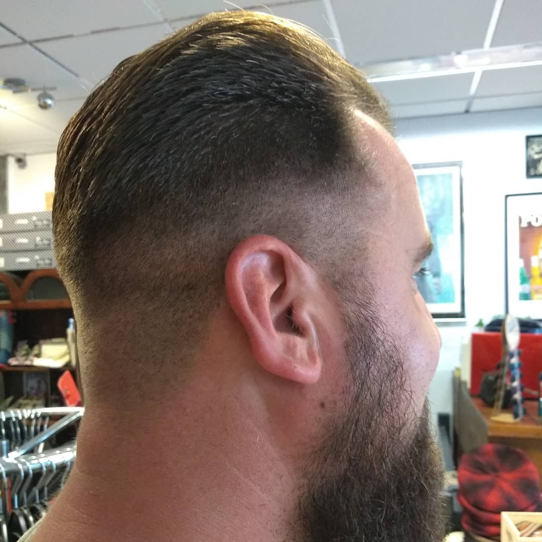 Fade in de nek met baard, van achteren